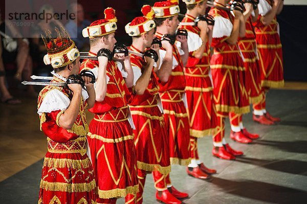 Europa  Tradition  tanzen  Tänzer  Kroatien  Schwert