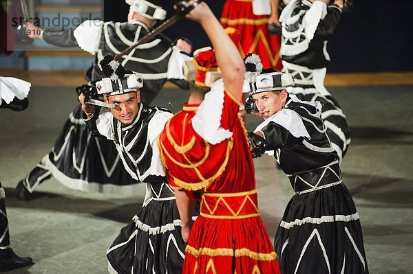 Europa  Tradition  tanzen  Tänzer  Kroatien  Schwert