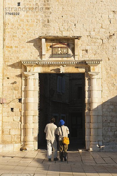 reinkommen  Europa  Stadt  Tourist  UNESCO-Welterbe  Kroatien  alt  Südtor  Trogir