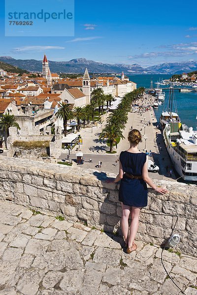 Europa  Bewunderung  über  Ufer  Tourist  Festung  Ansicht  UNESCO-Welterbe  Adriatisches Meer  Adria  Kroatien  Trogir