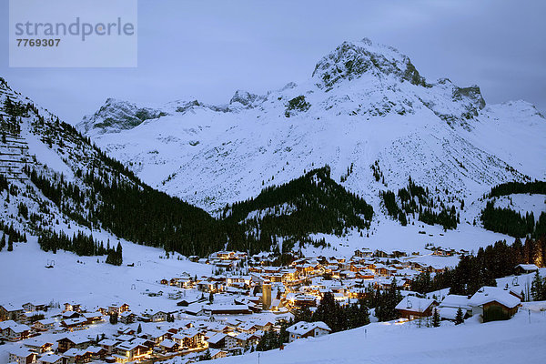 Nachtaufnahme der Gemeinde Lech am Arlberg