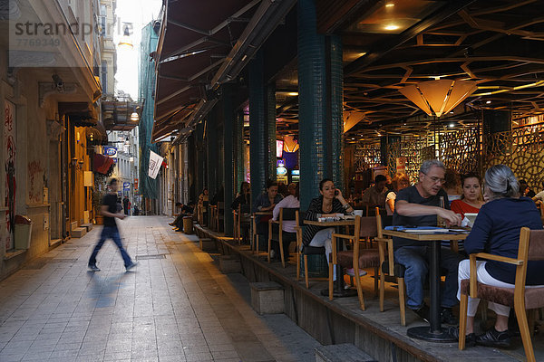 Ada Cafe Bookstore in einer Gasse and der Istiklal Caddesi oder Unabhängigkeitsstraße