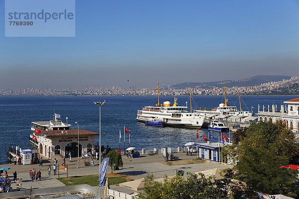Hafen in Büyükada  hinten Istanbul  Marmarameer
