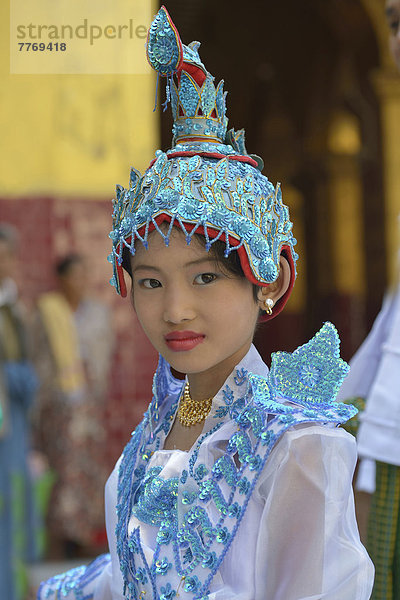 Buddhistisches Mädchen mit Make-up und Kostüm für eine Einführungszeremonie
