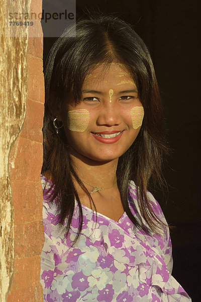 Mädchen mit Thanaka-Paste im Gesicht