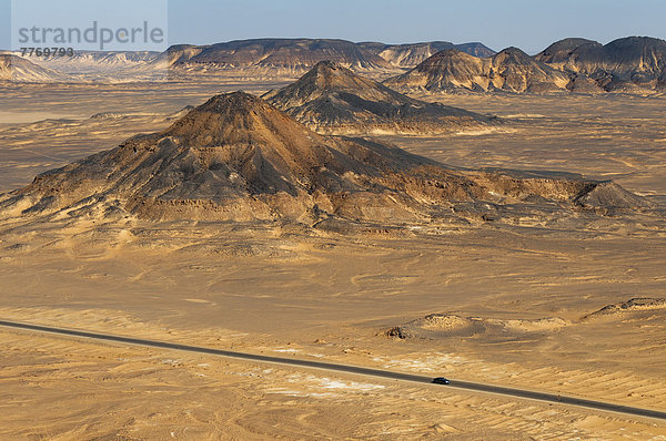 Die Straße von Kairo nach Bahariya durchquert die Schwarze Wüste