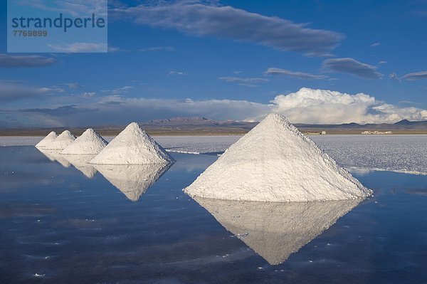 Salzpyramiden  Salar de Uyuni  Potosi  Bolivien  Südamerika