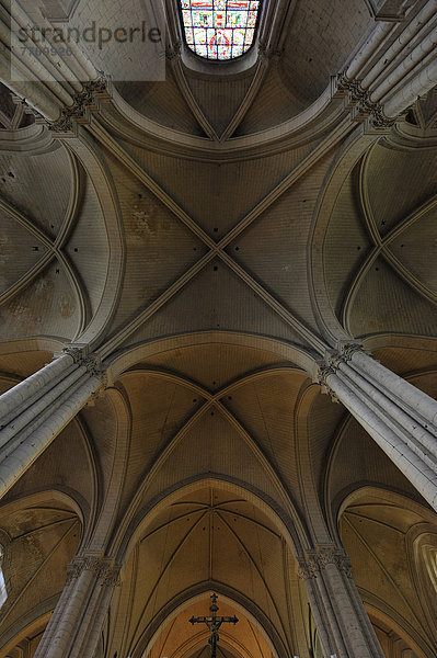 Kreuzrippengewölbe der Kathedrale Saint-Pierre von Poitiers  Gotik  12. Jh.