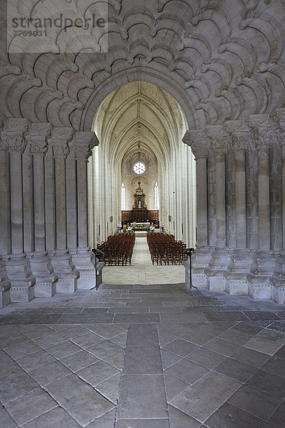 Portal der ehemaligen romanischen Kirche in Celles-sur-Belle  Sonderform der Archivolten in Ornamentform