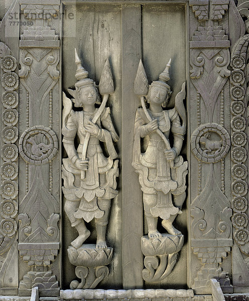 Geschnitzte Figuren aus Teakholz  Holztür  Shwe In Bin Kyaung Kloster