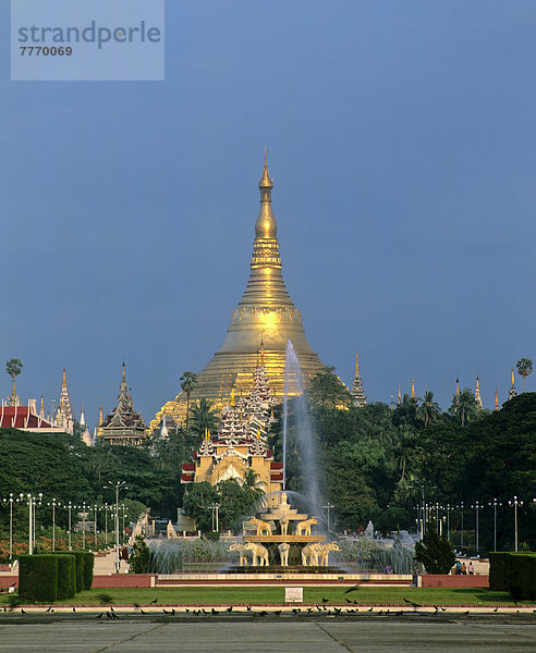 Shwedagon-Pagode  Westansicht mit Springbrunnen