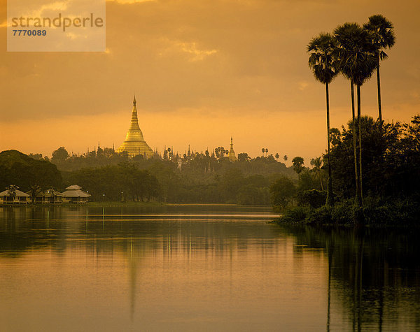 Kandawgyi-See mit Shwedagon-Pagode in der Dämmerung
