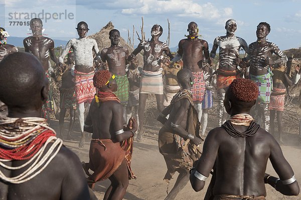Mensch  Menschen  tanzen  Zeremonie  Gemälde  Bild  Teilnahme  Volksstamm  Stamm  Afrika