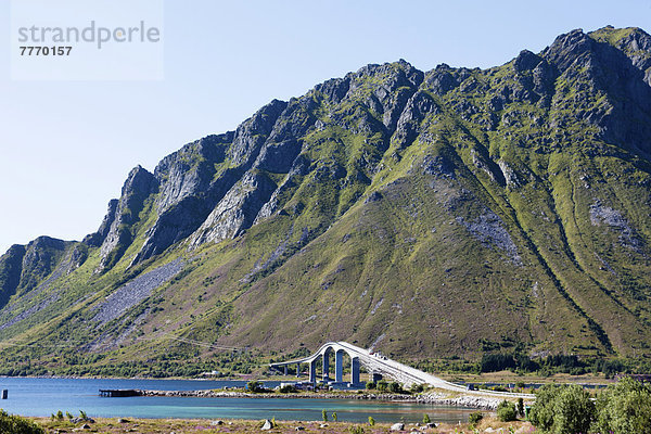 Brücke an einem norwegischen Fjord