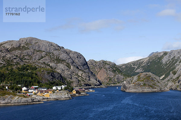 Der historische Ort Nusfjord an einem Fjord