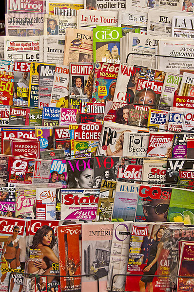 Internationale Presse  Zeitungsstand und Zeitschriftenstand