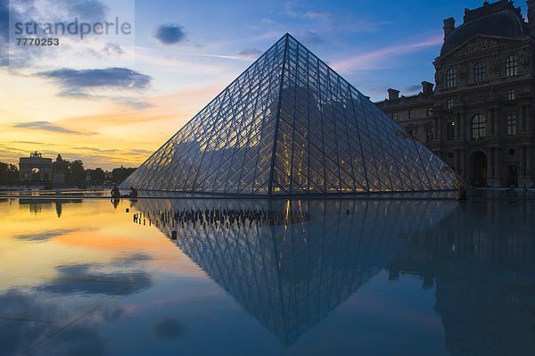 Glaspyramide des Louvre bei Sonnenuntergang  Paris  Frankreich  Europa
