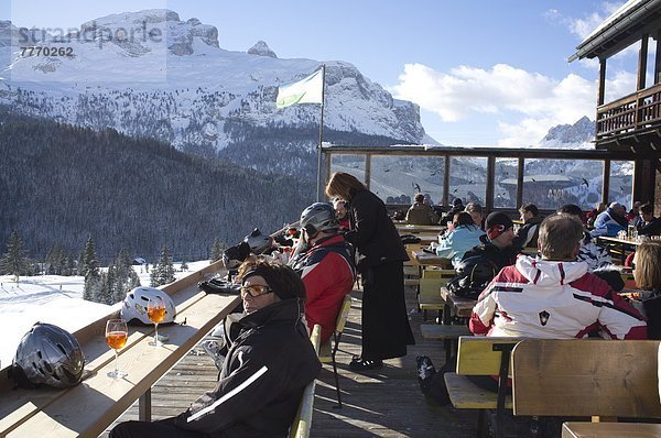 Trentino Südtirol  Europa  Berg  bunt  Restaurant  Ski  Getränk  Zimmer  Nachmittag  Dolomiten  Italien