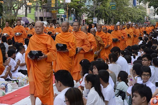 Bangkok  Hauptstadt  geselliges Beisammensein  Fernverkehrsstraße  Markierung  55-60 Jahre  55 bis 60 Jahre  fünfstöckig  Buddhismus  Südostasien  Mönch  Asien  Ende  Thailand  Jahr