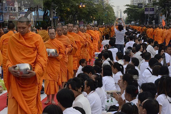 Bangkok  Hauptstadt  geselliges Beisammensein  Fernverkehrsstraße  Markierung  55-60 Jahre  55 bis 60 Jahre  fünfstöckig  Buddhismus  Südostasien  Mönch  Asien  Ende  Thailand  Jahr