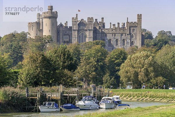 Europa  Großbritannien  Boot  vertäut  Fluss  England  West Sussex