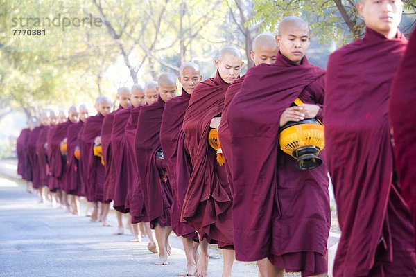 gehen  Fernverkehrsstraße  sammeln  vorwärts  fünfstöckig  Buddhismus  Mönch  Myanmar  Asien  kassieren  Nyaung U