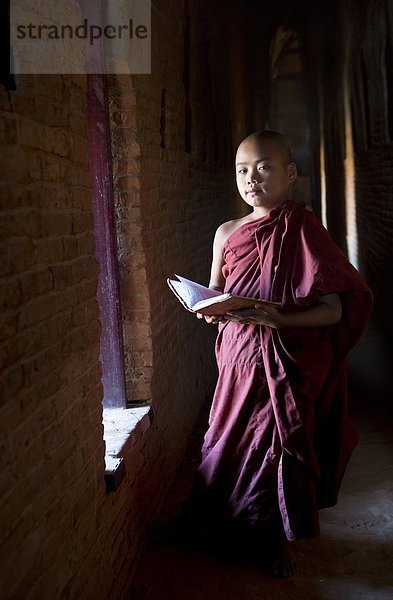 Fenster  Beleuchtung  Licht  1  Schriftzeichen  fünfstöckig  Buddhismus  Größe  Tempel  Myanmar  Asien  Mönch  vorlesen