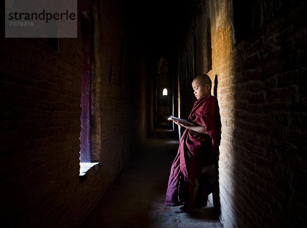 Fenster  Beleuchtung  Licht  1  Schriftzeichen  fünfstöckig  Buddhismus  Größe  Tempel  Myanmar  Asien  Mönch  vorlesen