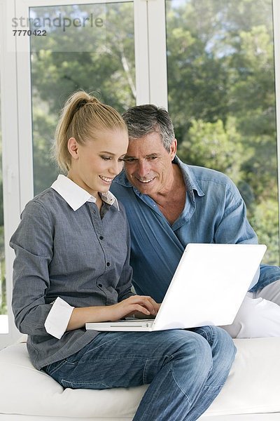 Erwachsener Mann und junge Frau mit Laptop