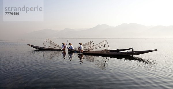 kegelförmig Kegel benutzen Gehhilfe Fisch Pisces Tradition über strecken See Netz Rudern Fischer Bambus Myanmar Asien Inle See Shan Staat