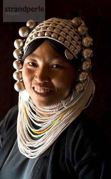 nahe  Frau  Tradition  Hügel  Dorf  Kopfschmuck  Silber  kugelförmig  kugelig  Kugeln  Kugel  Myanmar  Asien  Kleid  schwer  Shan Staat  Volksstamm  Stamm