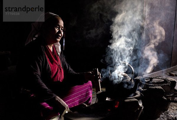 nahe kochen Frau Wohnhaus offen Dorf Feuer Myanmar Asien Shan Staat Volksstamm Stamm