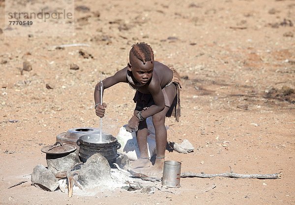 kochen  Lebensmittel  Junge - Person  offen  Dorf  Feuer  jung  entfernt  Geographie  Afrika  Kunene