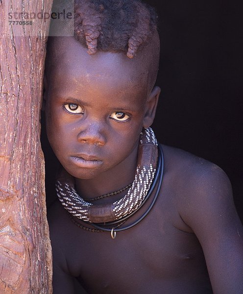 Tradition  Junge - Person  Schmuck  jung  Kleidung  entfernt  Geographie  Afrika  Haar  Kunene