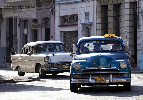 Auto  Morgen  Hektik  Druck  hektisch  Sonnenaufgang  Retro  amerikanisch  Taxi  Westindische Inseln  Mittelamerika  Geschwindigkeit  Allee  Kuba  Stunde