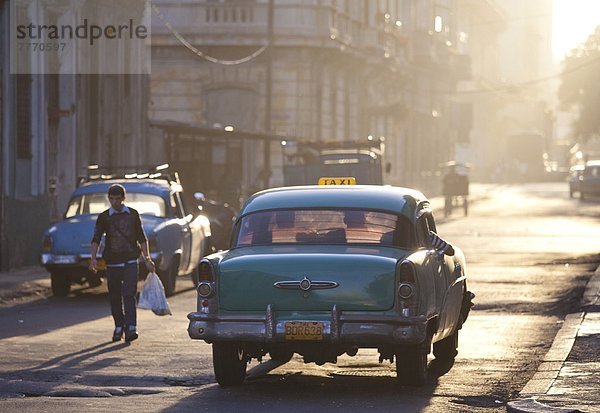 Auto  Morgen  Hektik  Druck  hektisch  Sonnenaufgang  Retro  amerikanisch  Taxi  Westindische Inseln  Mittelamerika  Geschwindigkeit  Allee  Kuba  Stunde