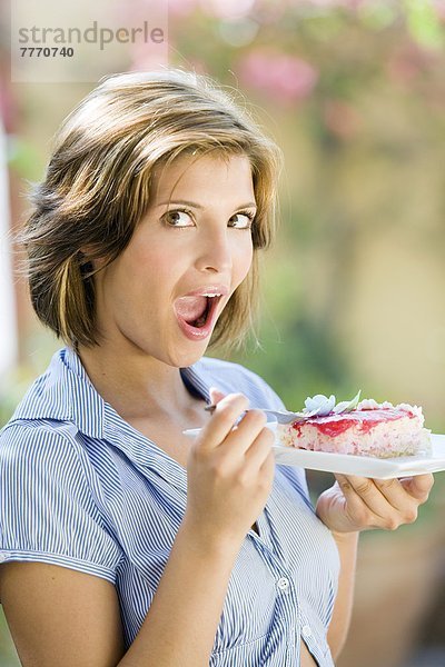 Junge Frau isst Kuchen