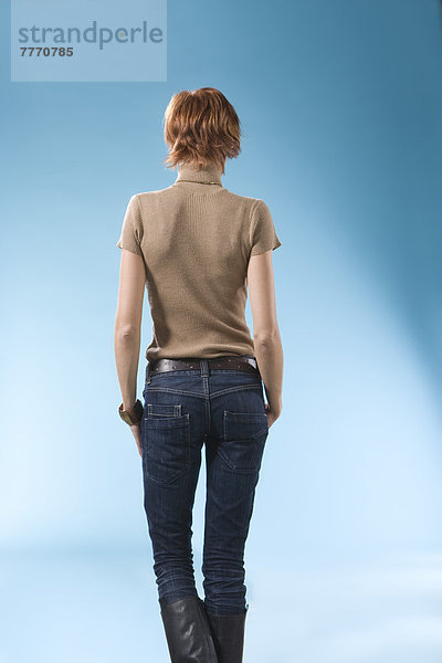 Claire Rückenportrait auf hellblauem Hintergrund