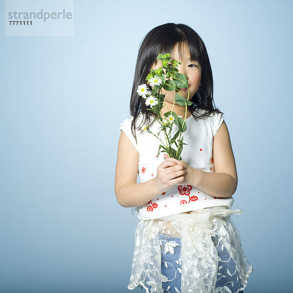 Kleines Mädchen mit Blumen