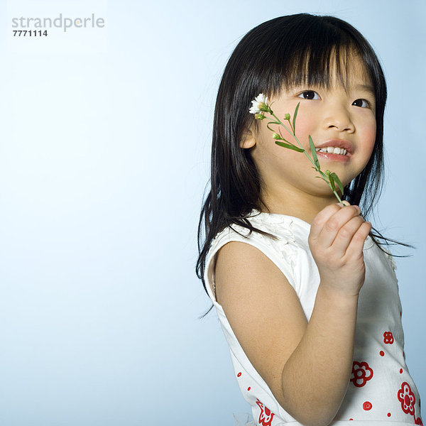 Kleines Mädchen mit Blume