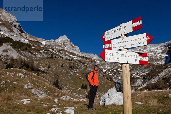 Spur  Europa  Zeichen  vorwärts  Flucht  Venetien  Belluno  Italien