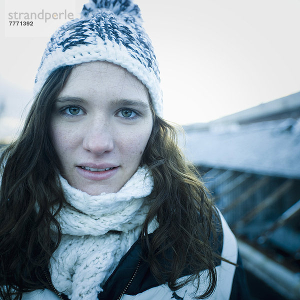 Porträt eines Mädchens im Freien  Winter