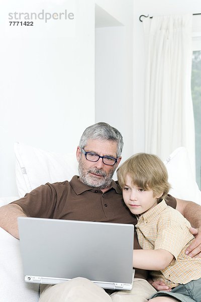 Mann und Kind mit Laptop