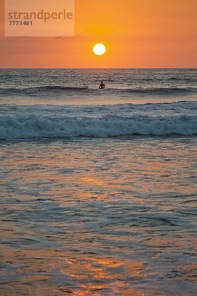 Strand  Sonnenuntergang  Mittelamerika  Pazifischer Ozean  Pazifik  Stiller Ozean  Großer Ozean  Costa Rica  Nicoya Halbinsel  Wellenreiten  surfen