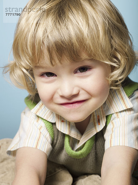 Porträt des lächelnden kleinen Jungen