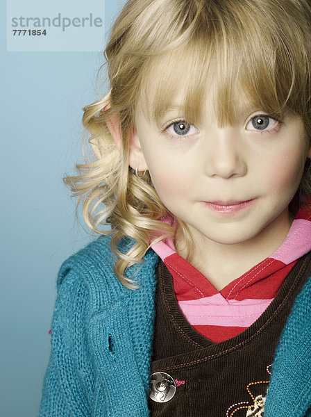 Porträt eines kleinen Mädchens mit Blick auf die Kamera