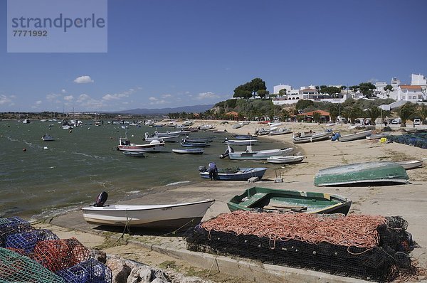 Europa  Boot  vertäut  angeln  Hummer  Algarve  Alvor  Portugal  Uferviertel