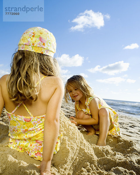 Zwei kleine Mädchen beim Spielen am Strand