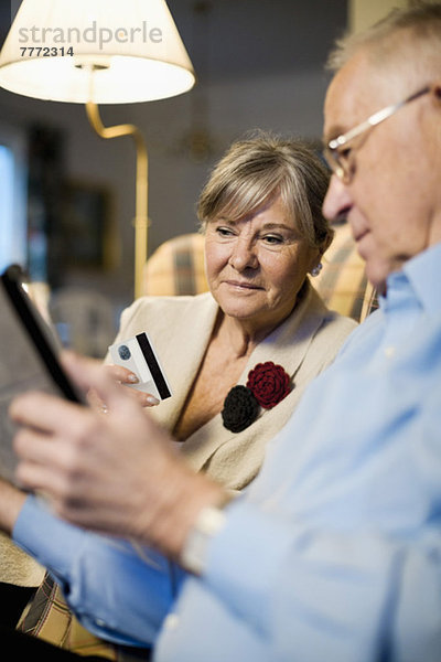 Senior Paar mit Kreditkarte für Online-Shopping