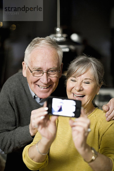 Fröhliches Seniorenpaar beim Selbstporträt über Smartphone